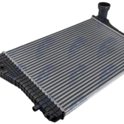 Intercooler, chladič plniaceho vzduchu AUDI A 3 / S 3 (8P) (03-) 1.8 TFSI, TT (8J) (06-) 1.8 TFSI, SEAT ALTEA (5P) (04-) 1.8 TSI, LEON (1P1) (05-) 1.8 TSI, TOLEDO III (5P2) (04-) 1.8 TSI, SKODA OCTAVIA II (1Z) (04-) 1.8 TSI, SUPERB II (3T) (08-) 1.8 TSI,